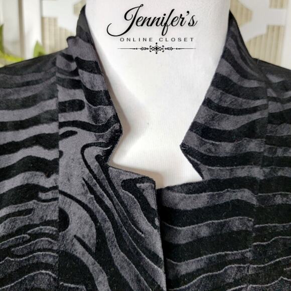 Chico's NWT Black Crushed Velvet Embossed Zebra Print Longline Jacket Size 8/10 - Picture 4 of 12